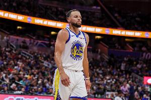 库里：今天上半场我又扭到了脚踝 但我觉得情况不算太严重